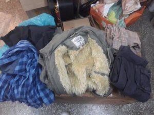 Παράδοση ρούχων απο την ΑΜΚΕ Κλειδαρότρυπα