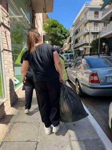Στον "Ήλιος" μας. Δυο στενά πιο κάτω από την κλειδαρότρυπα. Στο σύλλογο γονέων παιδιών με αυτισμο. Παραδώσαμε ρούχα. φόρμες, βερμούδες, t-shirts. Σ' αυτά τα αγγελικά παιδιά που τοσο αγαπάμε και τα χουμε στη σκέψη μας...Αλυσίδα παραλαβής-παραδοσης. Για όσους βλέπουν το καλό,για τους υπόλοιπους δεν είμαστε εμείς οι κριτές...