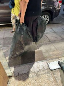 Στον "Ήλιος" μας. Δυο στενά πιο κάτω από την κλειδαρότρυπα. Στο σύλλογο γονέων παιδιών με αυτισμο. Παραδώσαμε ρούχα. φόρμες, βερμούδες, t-shirts. Σ' αυτά τα αγγελικά παιδιά που τοσο αγαπάμε και τα χουμε στη σκέψη μας...Αλυσίδα παραλαβής-παραδοσης. Για όσους βλέπουν το καλό,για τους υπόλοιπους δεν είμαστε εμείς οι κριτές...