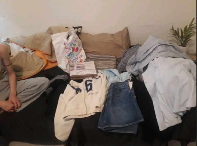 Αφήσαμε ρούχα κουρτίνες και αγάπη σε ένα σπιτικό