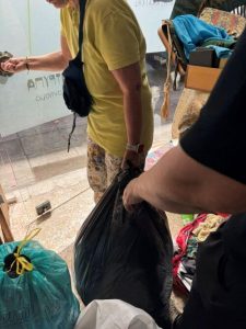 Στον "Ήλιος" μας. Δυο στενά πιο κάτω από την κλειδαρότρυπα. Στο σύλλογο γονέων παιδιών με αυτισμο. Παραδώσαμε ρούχα. φόρμες, βερμούδες, t-shirts. Σ' αυτά τα αγγελικά παιδιά που τοσο αγαπάμε και τα χουμε στη σκέψη μας...Αλυσίδα παραλαβής-παραδοσης. Για όσους βλέπουν το καλό,για τους υπόλοιπους δεν είμαστε εμείς οι κριτές...