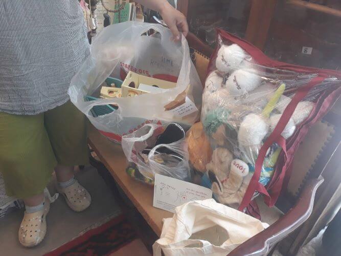Η ΑΜΚΕ Κλειδαρότρυπα αποστέλλει παιχνίδια σε μία οικογένεια