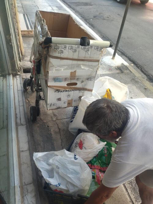Εφοδιάσαμε με εμπόρευμα και τα απαραίτητα έναν πωλητή του δρόμου