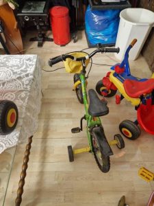 Δύο Χαρούμενοι μικροί ποδηλάτες χάρη σε εσάς