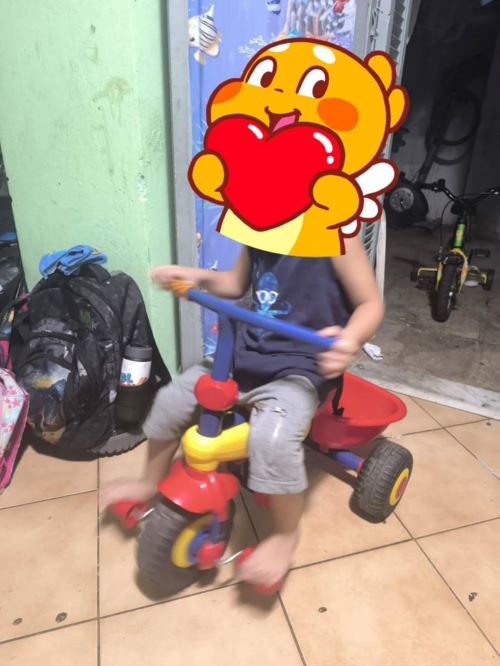 Δύο Χαρούμενοι μικροί ποδηλάτες χάρη σε εσάς