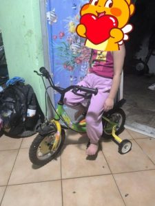 Δύο Χαρούμενοι μικροί ποδηλάτες χάρη σε εσάς