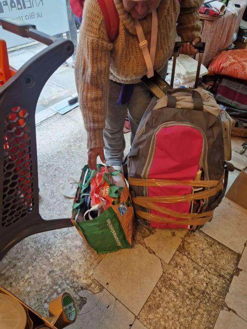 Παράδοση οικοσυσκευών σε μία πρώην άστεγη γυναίκα που βρήκε το πρώτο της σπίτι