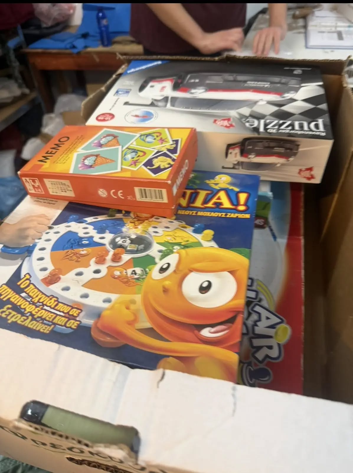 H Κλειδαρότρυπα παρέδωσε παιχνίδια σε μια άνεργη μαμά με δύο παιδιά στο φάσμα